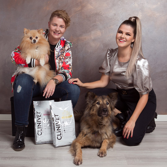 Meri ja Saara Aalto suojelevat PetHolicin eläinten viikon kampanjaa